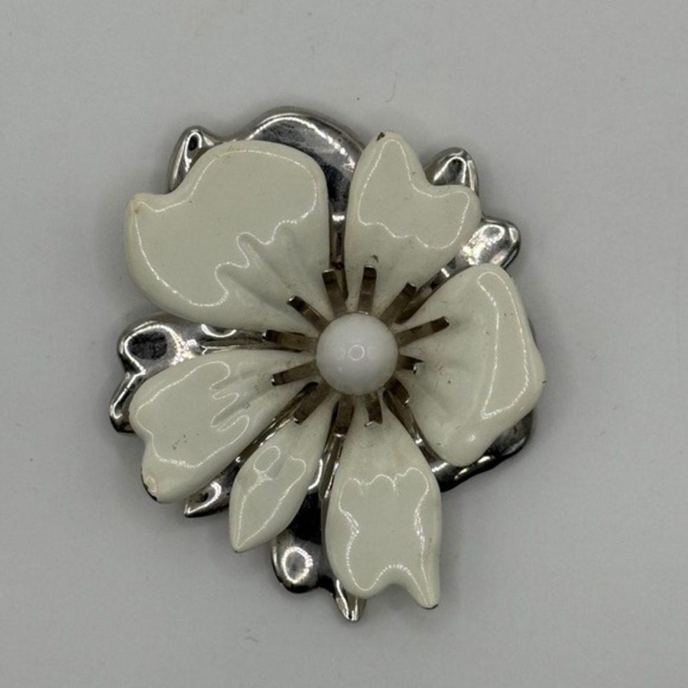 Vintage Sarah Coventry White Enamel Flower Brooch Silver Tone Faux Pearl‎ Pin